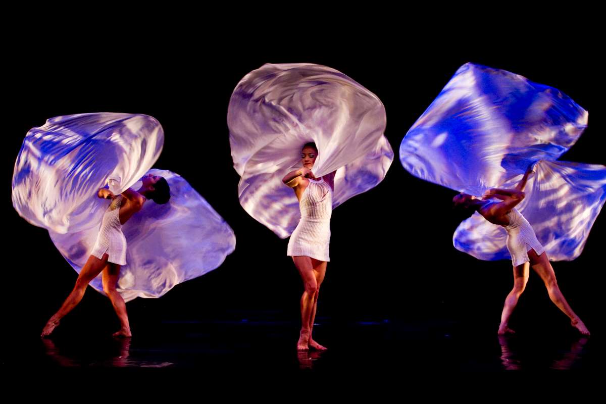 MOMIX dancers performing "Forever"