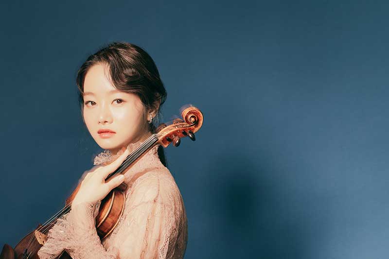 Bomsori holds her violin